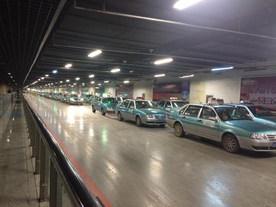 在机场等待接客的出租车排起长队。（资料图））