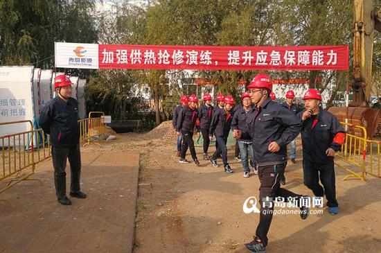 青岛新闻网11月13日讯(记者 孙志文 通讯员 侯林)接到集团紧急通知,某小区突发事故导致停热,现调一台移动应急热源赶赴现场临时供热,保证居民正常用热为了保障供热季市民的安全稳定用热需求,积极应对可能出现的大面积、长时间停电等突发事故造成的停热情况,今天下午,青岛能源集团能源实业公司组织开展了供热突发事故应急热源演练,从安装应急热源到完成应急供热只用了一个小时。 抢修突击队分工协作 今天下午,在位于市北区劲松三路附近的演练现场,随着能源集团热电工程公司总指挥林德志一声令下,供热突发