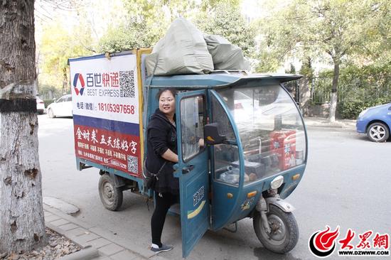 快递员小李把快递送到某小区蛋糕店门口,妻子小梁上车等待时,露出关切的神情。