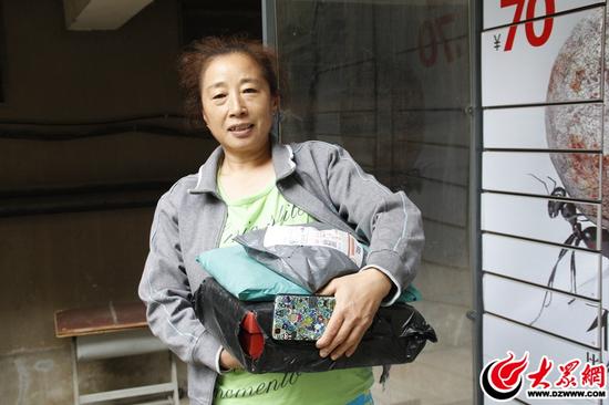 13日下午14时许,市民王阿姨在平安花园小区快递柜里帮女儿拿出了三件快递,也不晓得女儿买了多少东西。