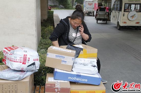 小李夫妇搭档一起派件,小梁负责打电话联系收件人,小李负责快件的搬运。