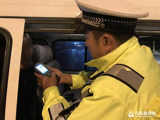 近日,市北交警查获一名酒司机。面对检查,该司机驾车驶离而后弃车逃跑,最终因体力不支被民警抓获。