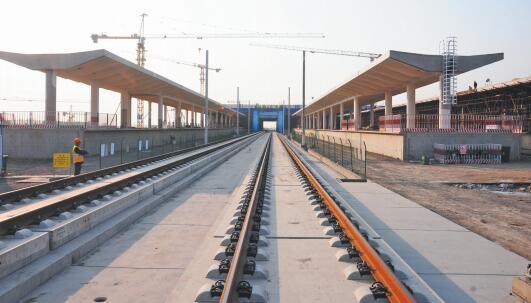 济青高铁淄博北站的两条正线已铺设完毕。