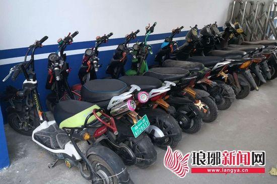 民警追回的多辆被盗“战警”电动摩托车。