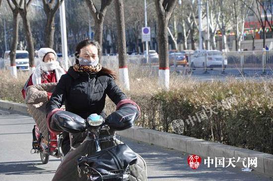 昨天，首府呼和浩特天气寒冷，市民武装出行。（图：袁梅）
