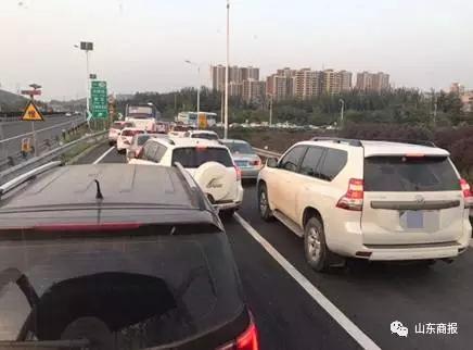 近日一个周末,有市民在济南东下口拍下的堵车情景(市民供图)