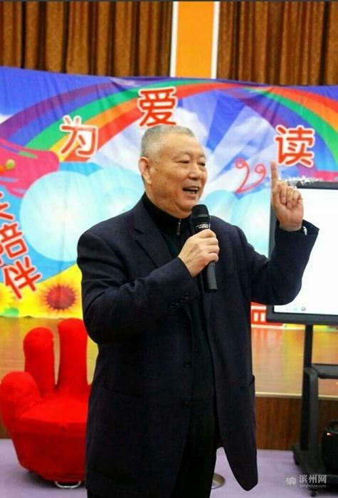 刘鸿瑞在三宽家长读书会活动上讲课