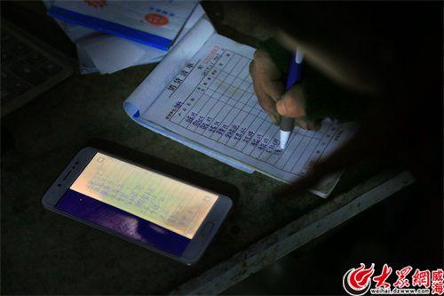田仁华对比着微信上的配菜单,为需要的饭店开单、选菜、装箱。