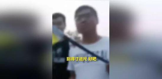 举旗视频恶搞视频大全,举旗视频恶搞视频大全下载