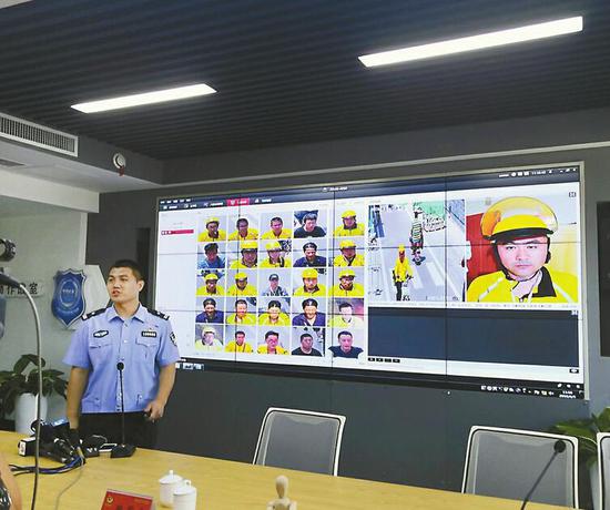 通過信息采集,更多快遞外賣人員納入人臉識別管理。 記者靳倩 攝