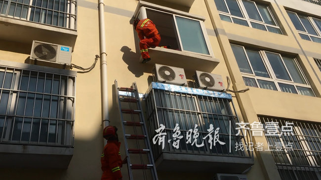 消防指战员到场后发现,一名两岁大的男童被困在三楼家中。