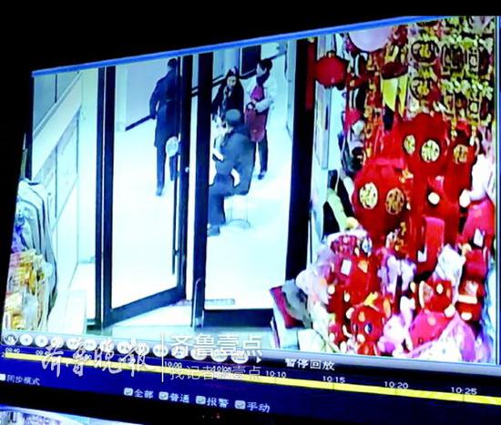 好心女士怕老人看病錢不夠,塞給他200元錢。視頻截圖