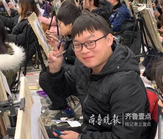 耶!面對記者鏡頭,一位正在考試的考生自信地打出了勝利的姿勢。