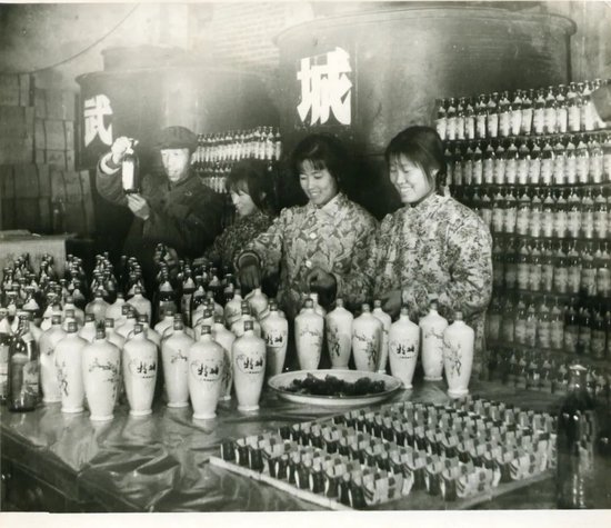 1976年,武城特曲已经深受市场欢迎。简陋的灌装车间见证着当年的峥嵘岁月