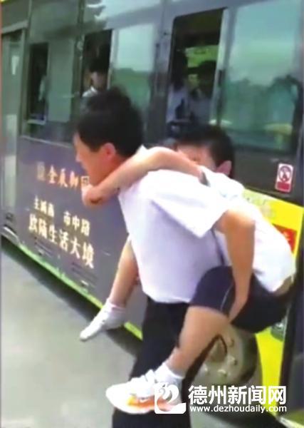 暖心师生已照顾残疾学生一年