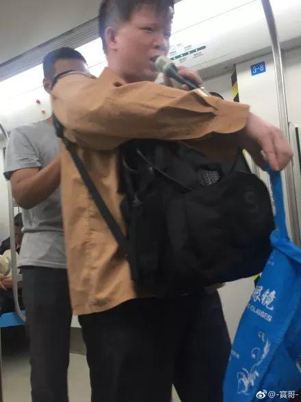 執法人員表示,現階段地鐵乞討呈現職業化、群體化的發展趨勢。