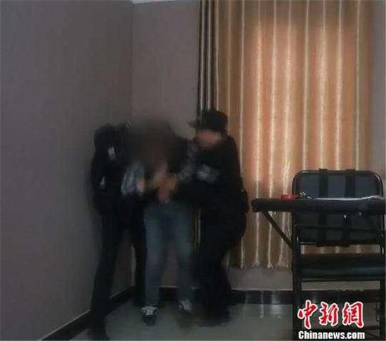民警再度將該男子張某控制