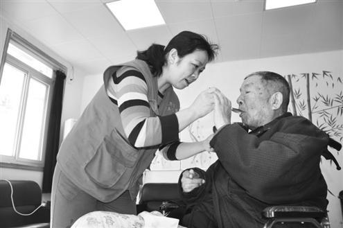 在養老院里王霞正給老人喂飯