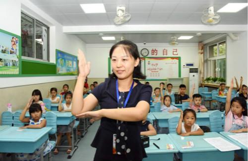 對(duì)一年級(jí)孩子來(lái)說(shuō),比起寫(xiě)字,先學(xué)好坐姿更重要。通訊員 王文彬 攝