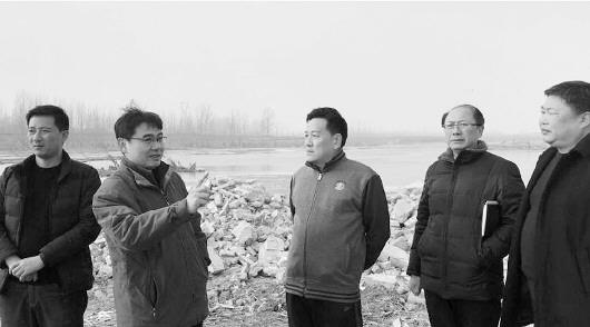 1月3日,服务队在后贺庄村现场研究沂河河道整治规划。记者马云云摄
