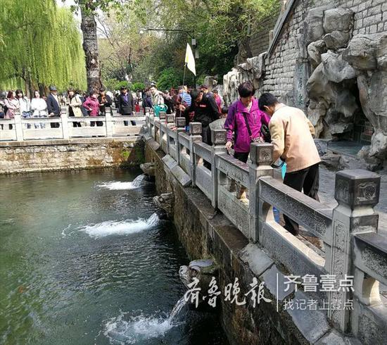 黑虎泉三獸首吐水稍顯乏力 記者 杜亞慧 攝