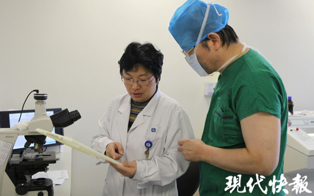 △唐金海教授與病理學部張智泓教授商討