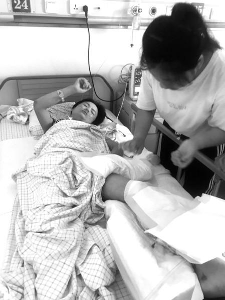 父親出事后,剛高考完的田京榮一直在醫(yī)院照顧母親