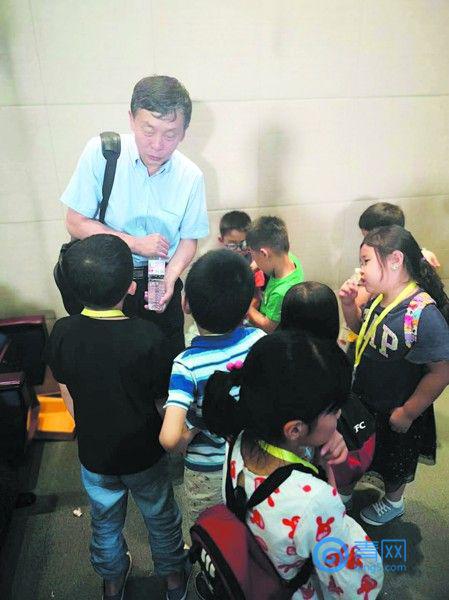 小學生圍著趙進平提問。