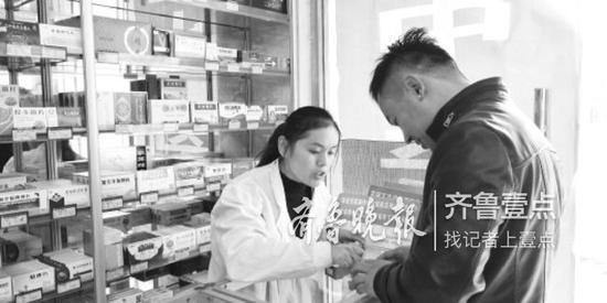 在济南天桥区某药店,买药的市民发现中成药涨价了。