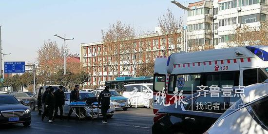 1月22日，在济南市经十路，一辆急救车正在展开急救。