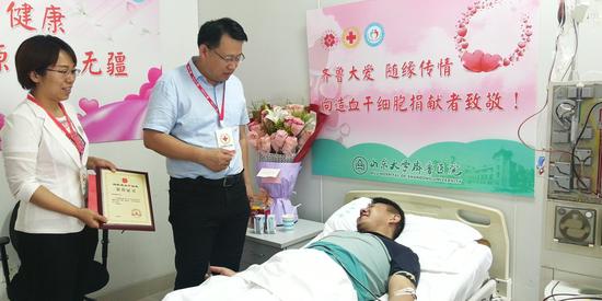 山東省紅十字會為滑伯超頒發榮譽證書