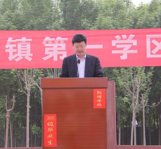 陈集镇党委书记席云明同志向运动会致开幕词。