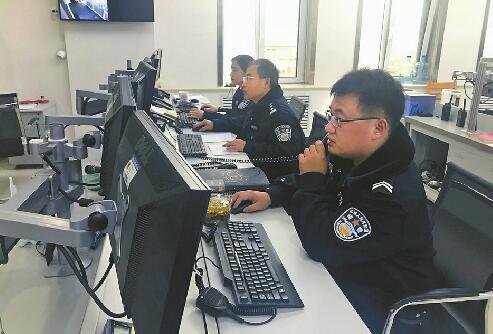 槐蔭區公安分局接警員正在與報警人溝通 記者謝苗苗 攝
