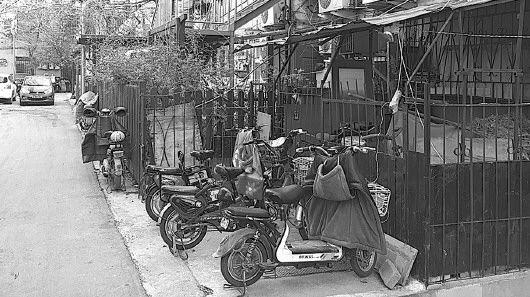 (居民小区里私拉乱接充电线路为电动车充电的现象很普遍)