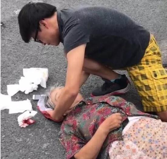 老人的亲属赶到现场后,因为心里着急,不明情况,先问:“谁撞的?”