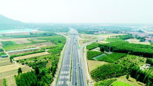 圖:俯瞰濟青高速改擴建工程鄒平西互通立交。