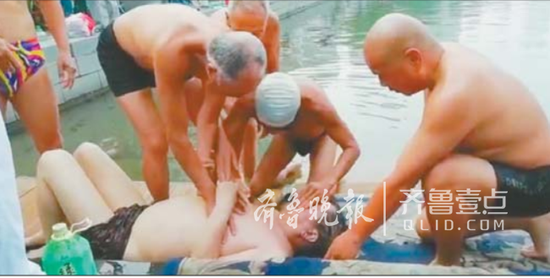 济南游泳爱好者曲世亮(右正在参与救人。（视频截图）