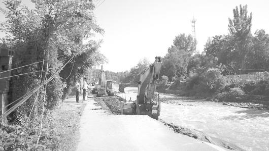 在青州市王坟镇石岗头村,救援队伍抢修被洪水冲毁的道路。(杨国胜都镇强　)