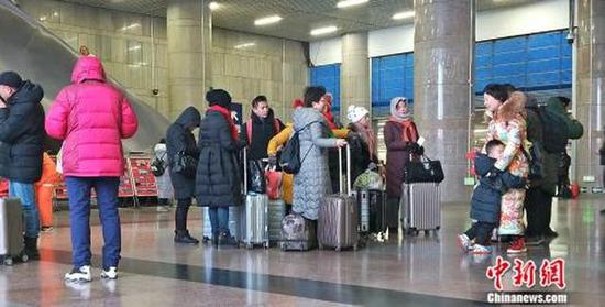 ↑資料圖:北京西站正在候車的旅客。姚露 攝