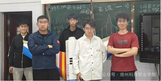 团队成员(从左到右):窦学栋、刘泽辛、顾忠旭、冯英印、古瑞翔