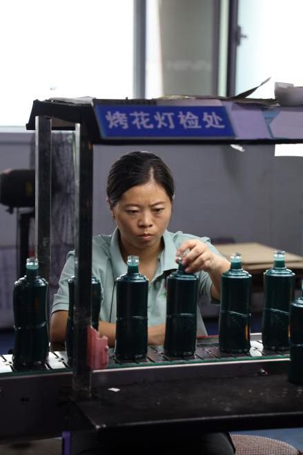 流水线上的质检女工。陈灵欣图