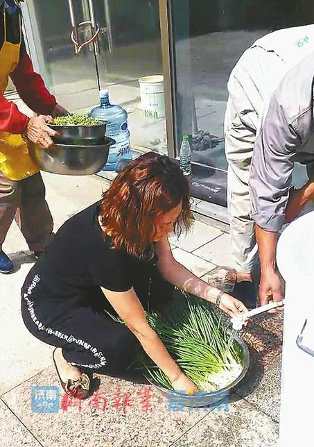 市民端著盆來取水點就地洗菜
