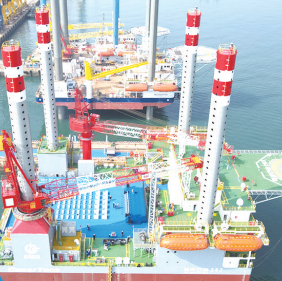 4月18日，我国首座海上移动式多功能措施平台“海洋石油283”在青岛海西湾命名交付。杨伟 摄