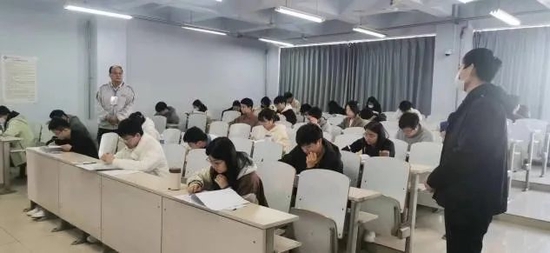 (领导考场巡视)