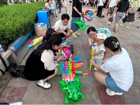 成员在海水浴场售卖儿童玩具