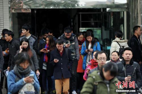 资料图：结束考试的考生们走出考场。张浪 摄