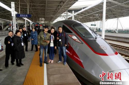 資料圖:乘客在青島北站拍照留念。 沙見龍 攝