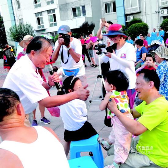 演出现场居民们乐得合不拢嘴。