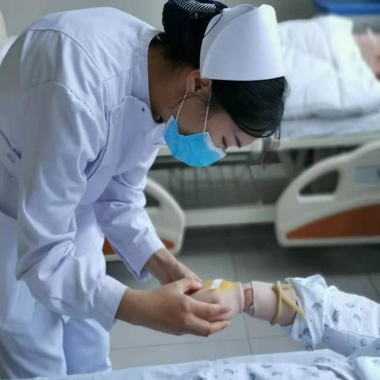 ▲学生认真练习护理操作技术