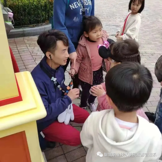 曹宏为——2019届毕业生,目前在上海迪士尼度假区一线工作